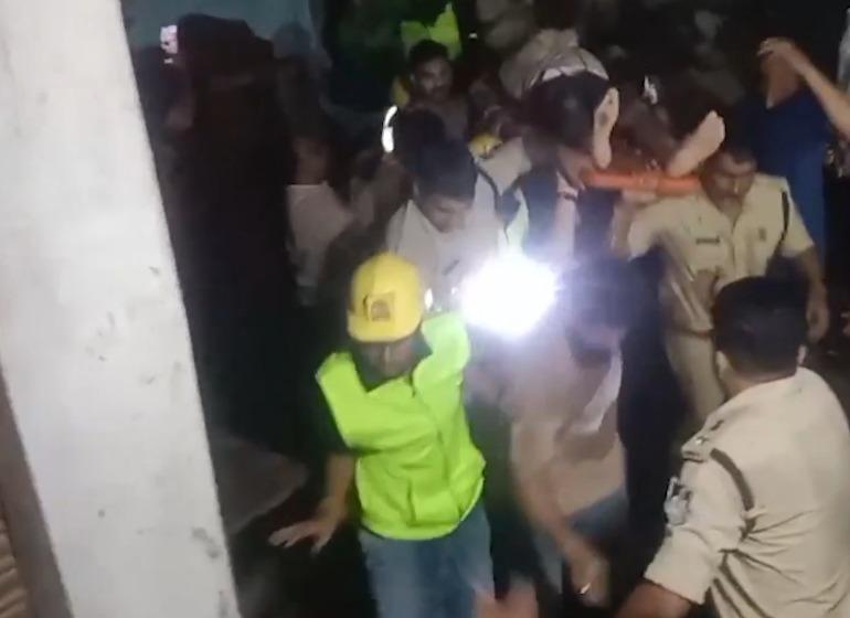 Two killed as building collapses in MP's Indore (Ld)