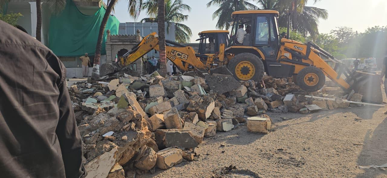 Gujarat: Bulldozers roll on illegal encroachments in Gir Somnath