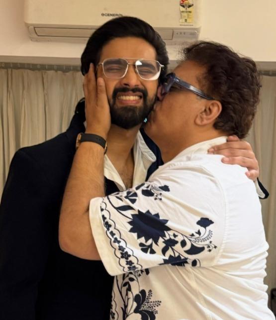 Daboo Malik kisses son Amaal Mallik, calls it 'a life time in a moment'