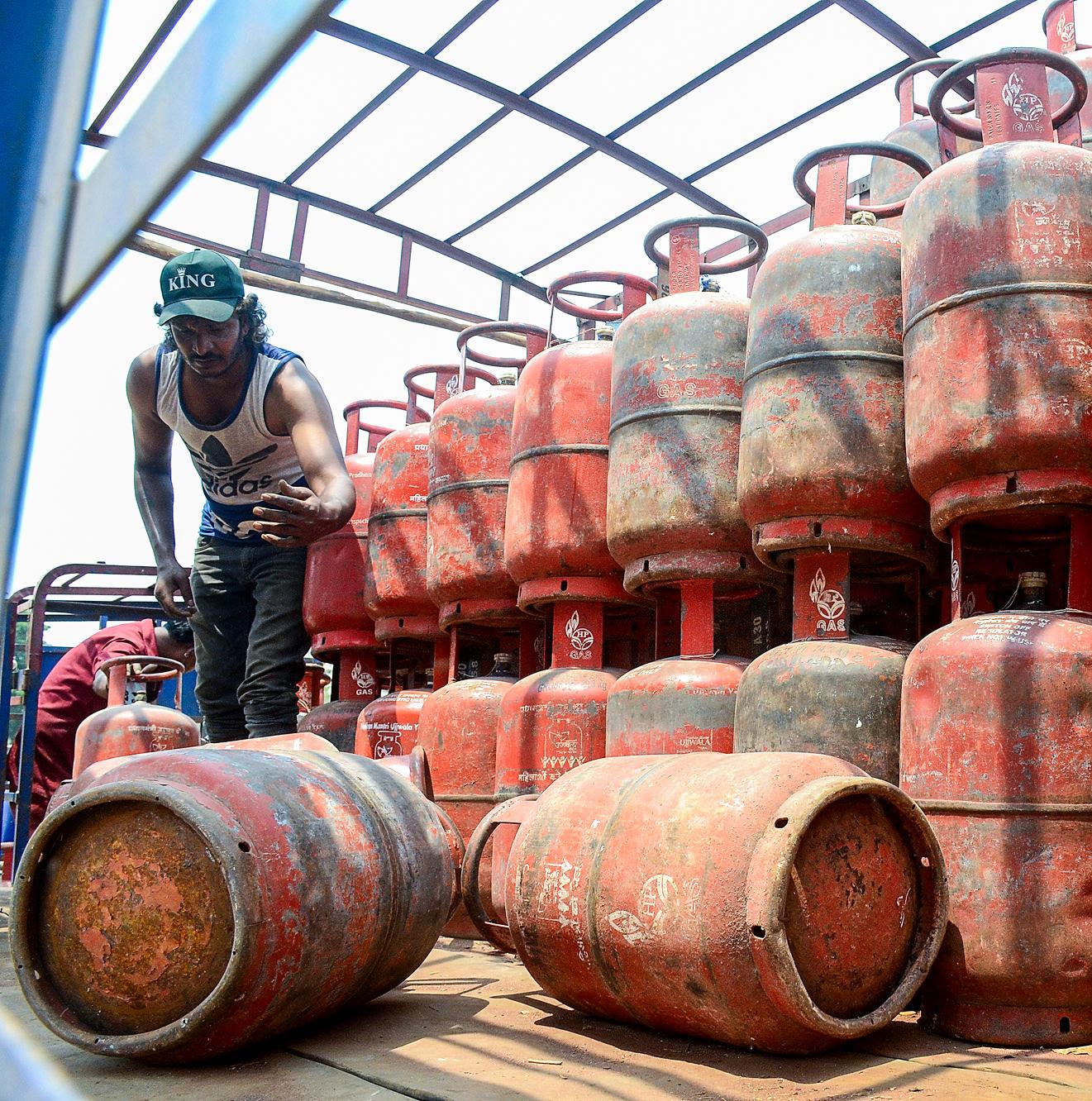 'No reason to doubt Centre's assurance': Karnataka HC disposes of writ by hotel association on LPG