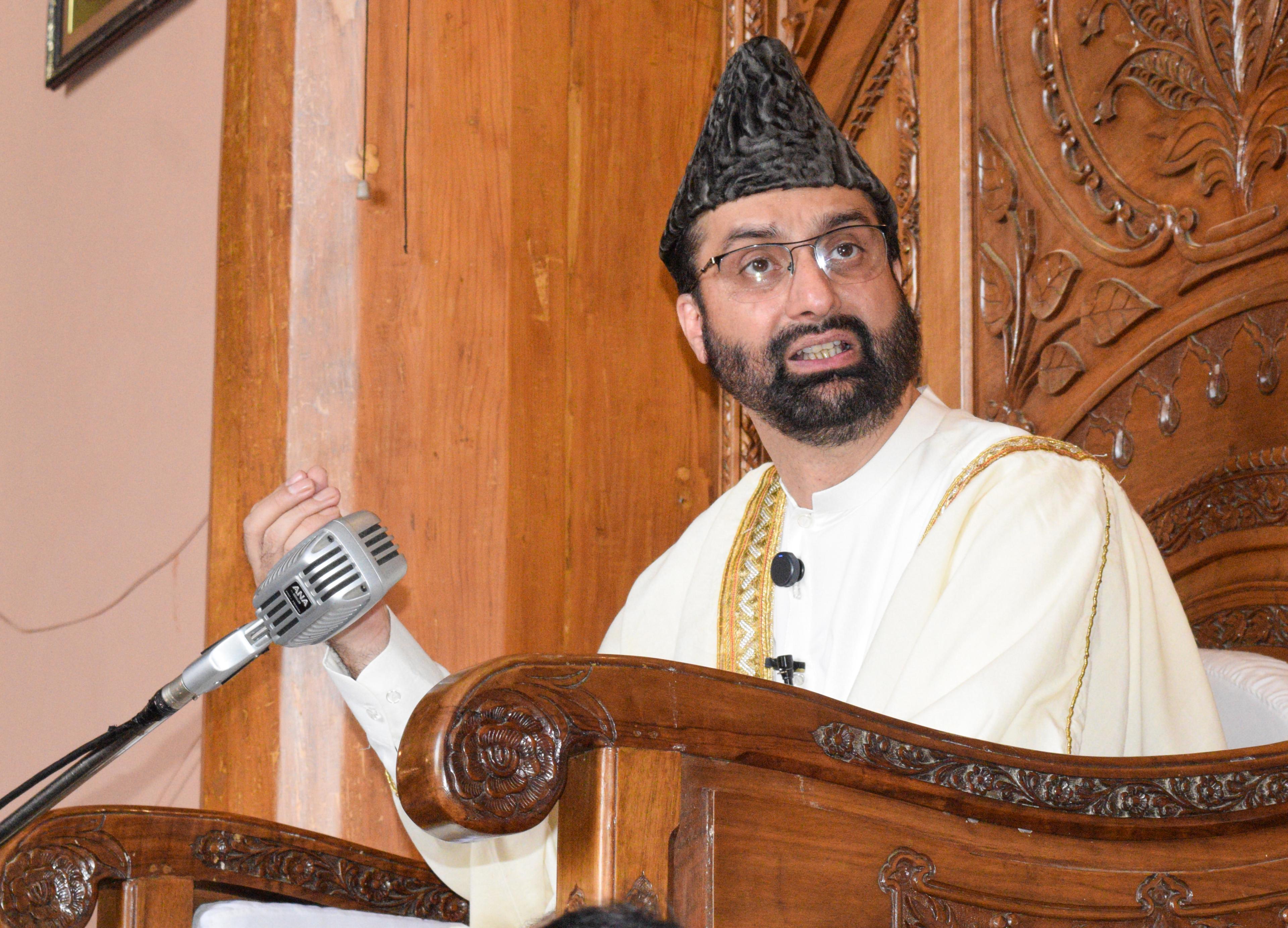 Srinagar's Jama Masjid officials say Mirwaiz placed under house arrest, Friday prayers disallowed