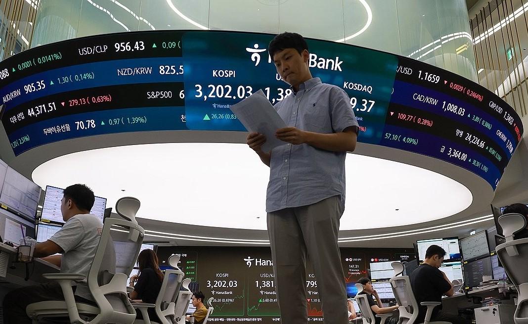 Seoul shares top 3,200 points for 1st time in nearly 4 years