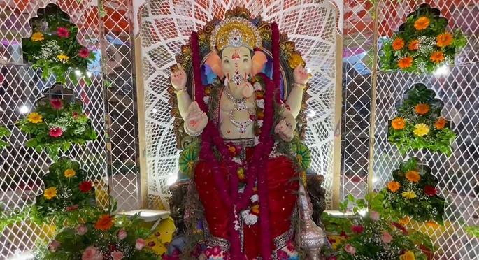 Mumbai artisans craft 'Lalbaug Ke Raja' in Varanasi; create magnificent sheesh mahal pandal