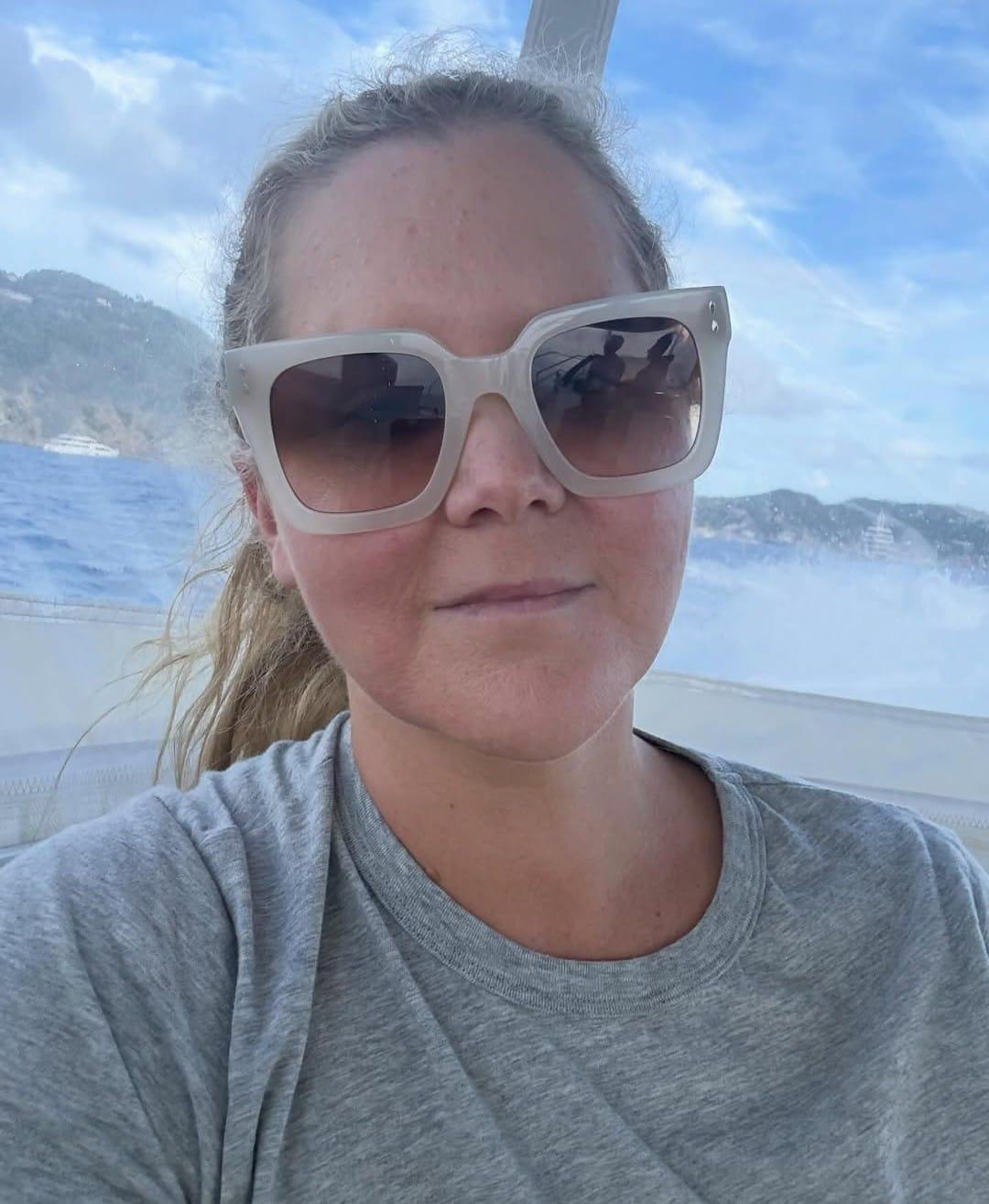 Amy Schumer shakes leg at Knicks Game