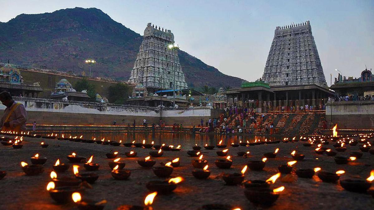 Grand Mahadeepam festival in TN's Tiruvannamalai, lakhs of devotees converge