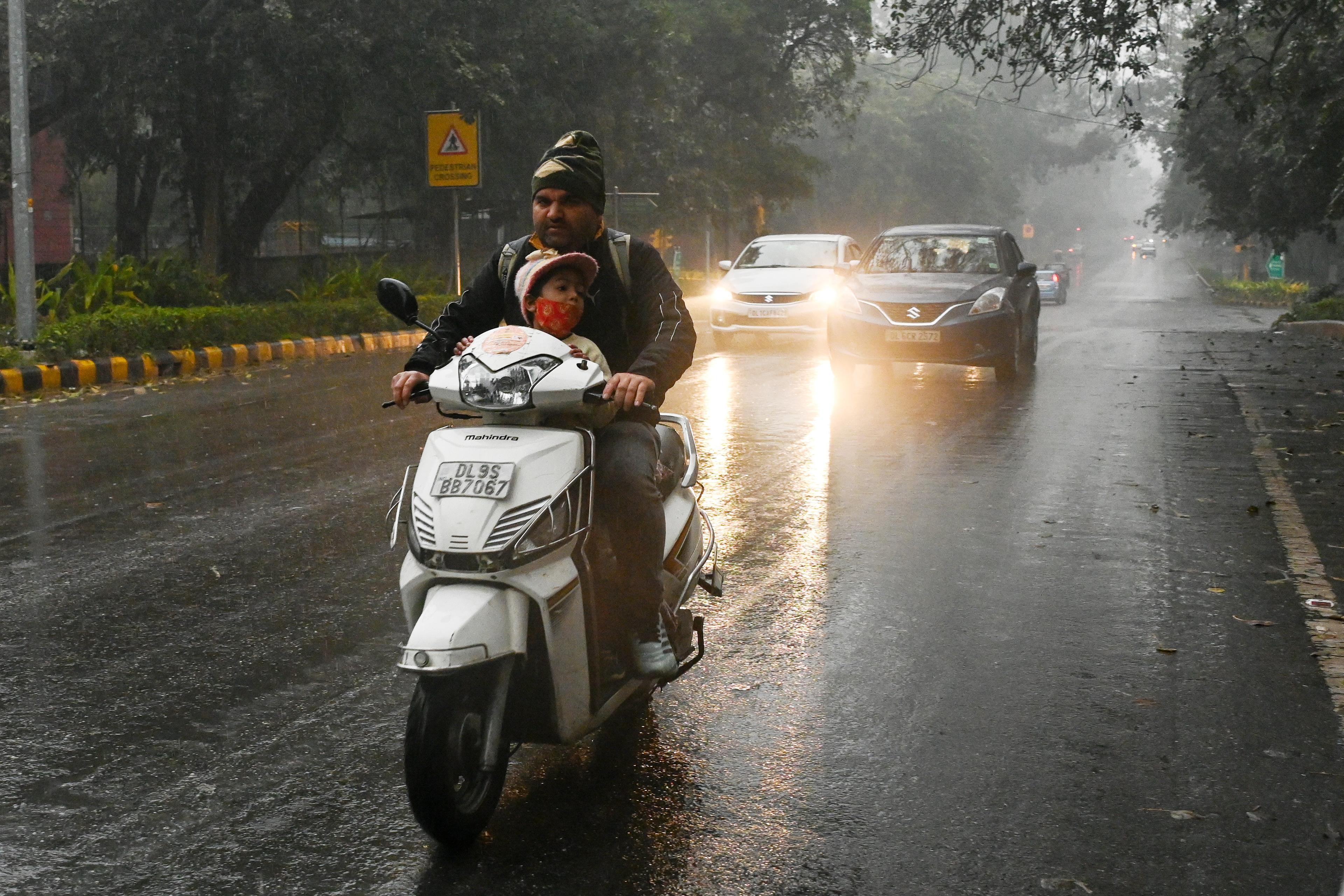 Rain lashes parts of Delhi-NCR, temperatures drop