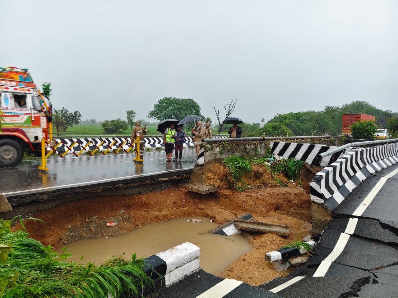 Traffic diverted as heavy rain damages Hyderabad-Nagpur highway
