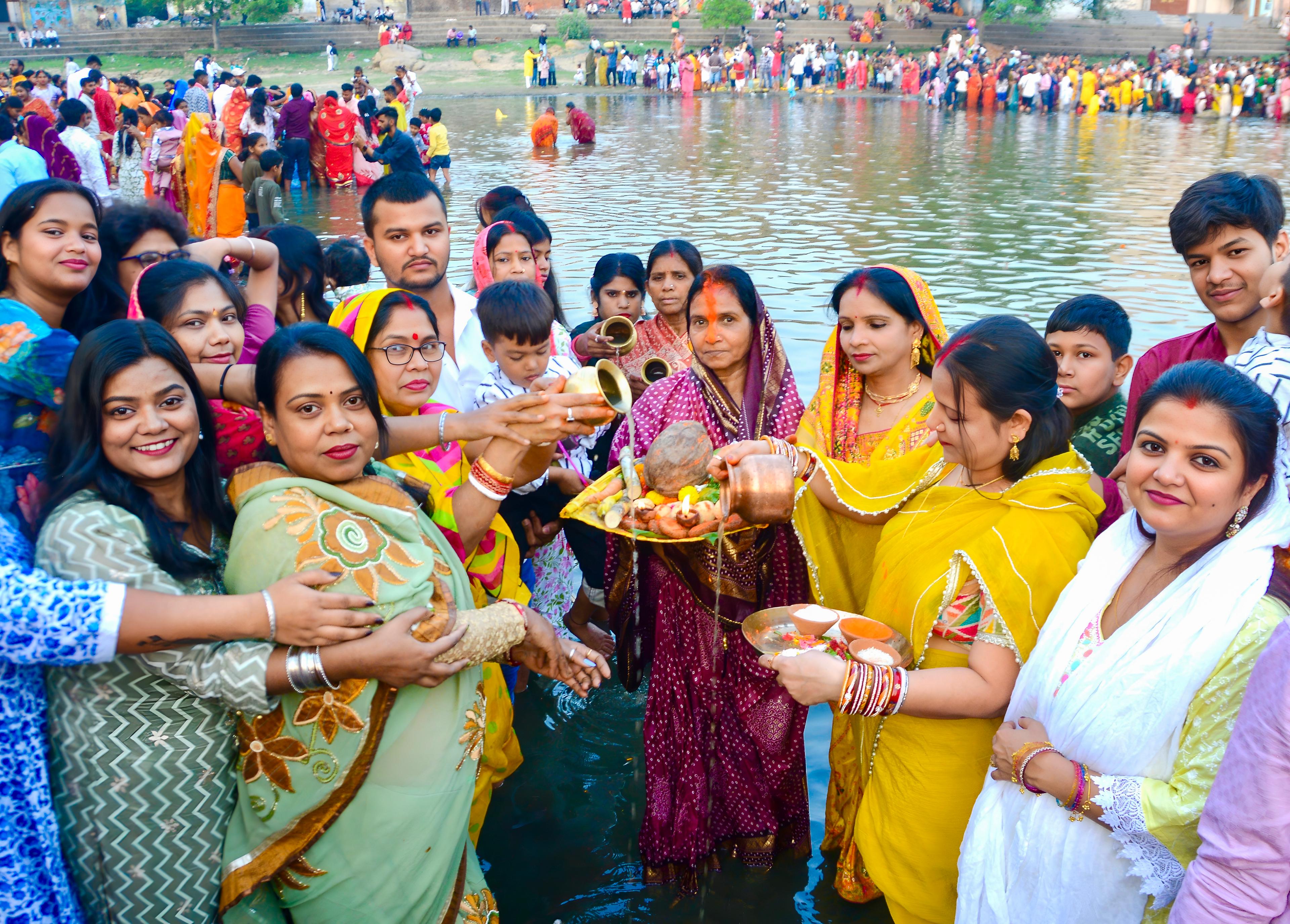 Bihar: Devotees offer first Arghya to setting Sun on Chaiti Chhath