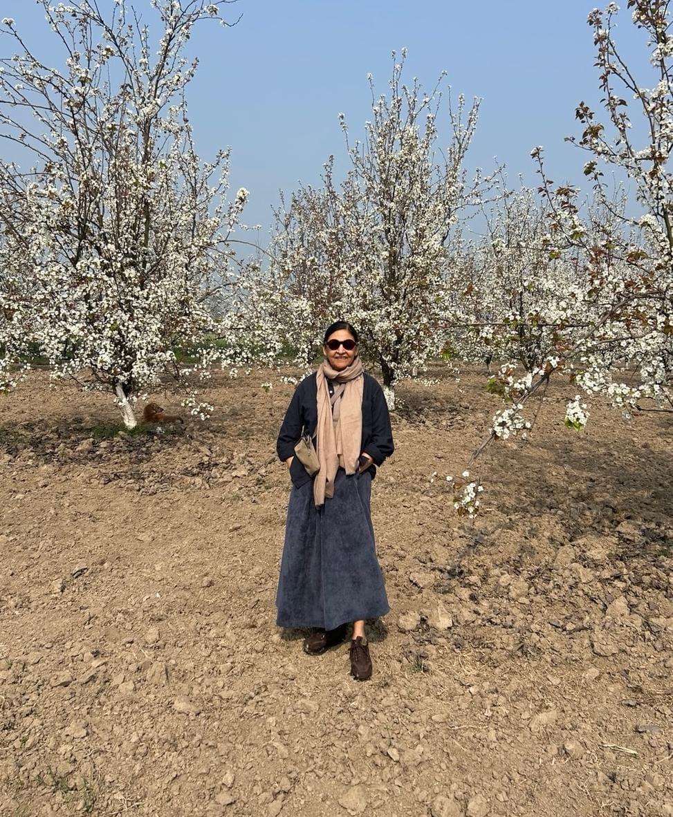 Deepti Naval enjoys tour of Punjab fields, shares pictures