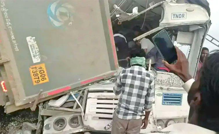 15 killed in bus-truck collision in Telangana's Rangareddy