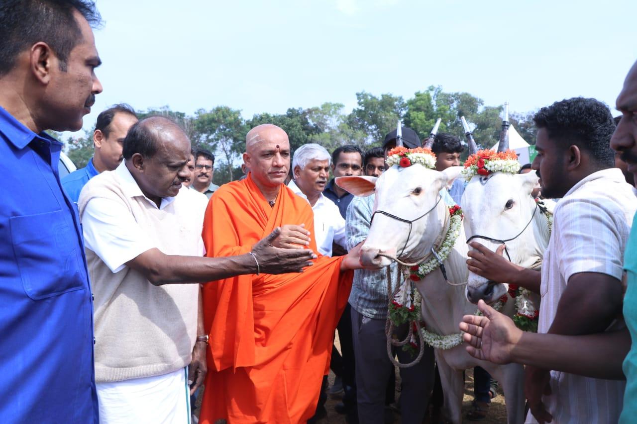 Kumaraswamy apologises to Vokkaliga seer for remarks on pontiffs