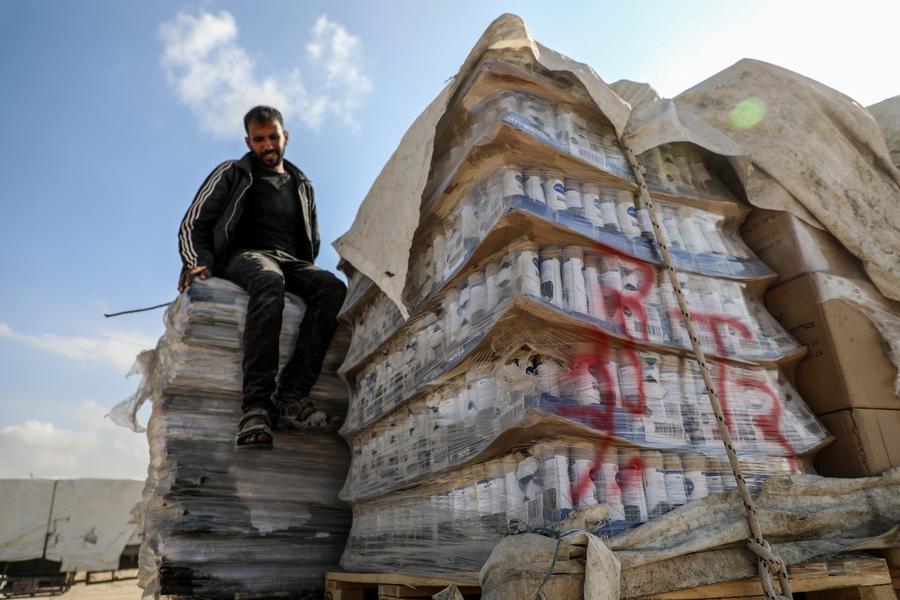 UN humanitarians start collecting supplies offloaded at Zikim crossing in northern Gaza