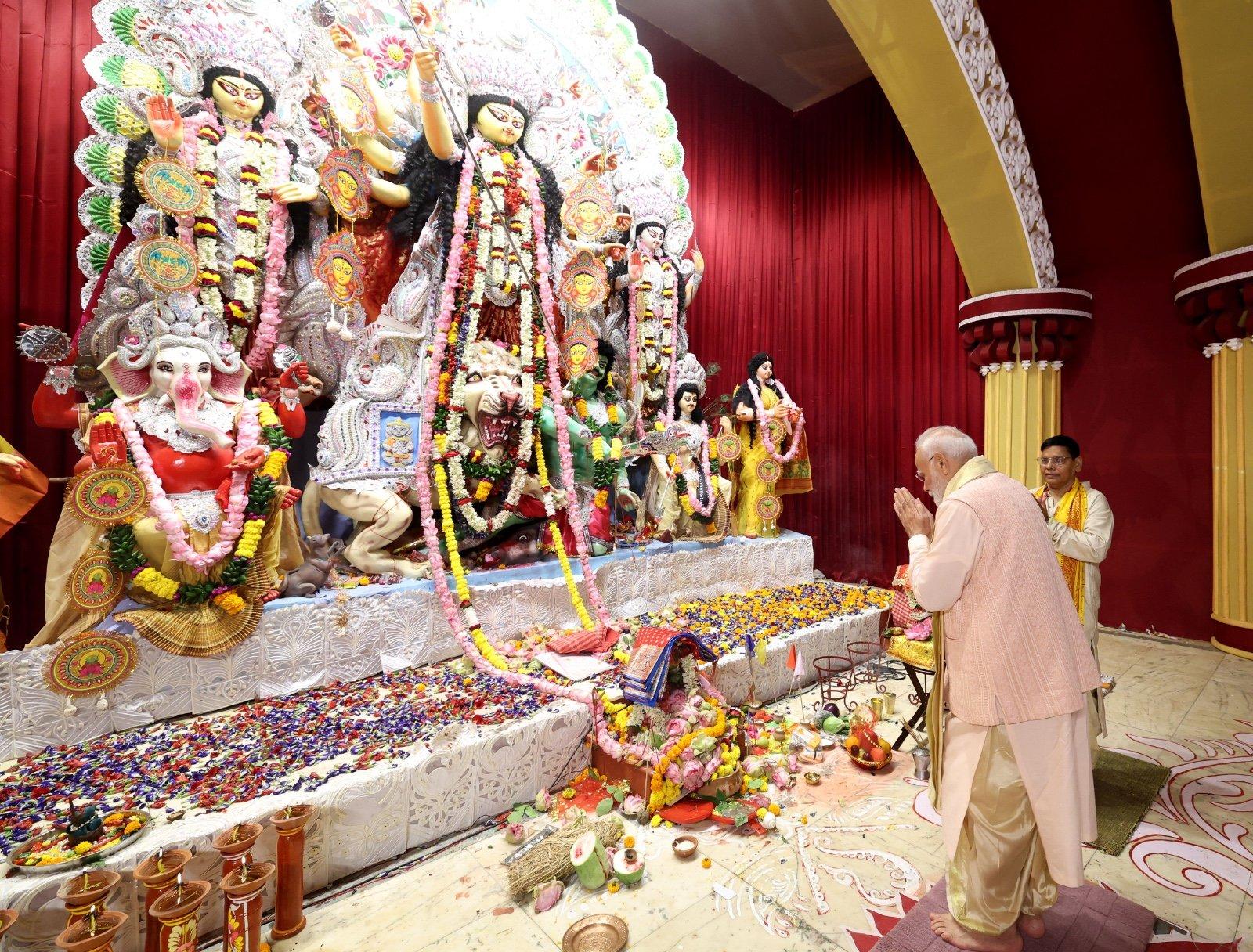 After PM Modi offers prayers at CR Park Kali Bari on Maha Ashtami, BJP leaders hails PM's 'historic visit'