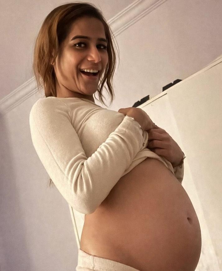 Poonam Pandey flaunts baby bump, is it an April Fool’s prank?