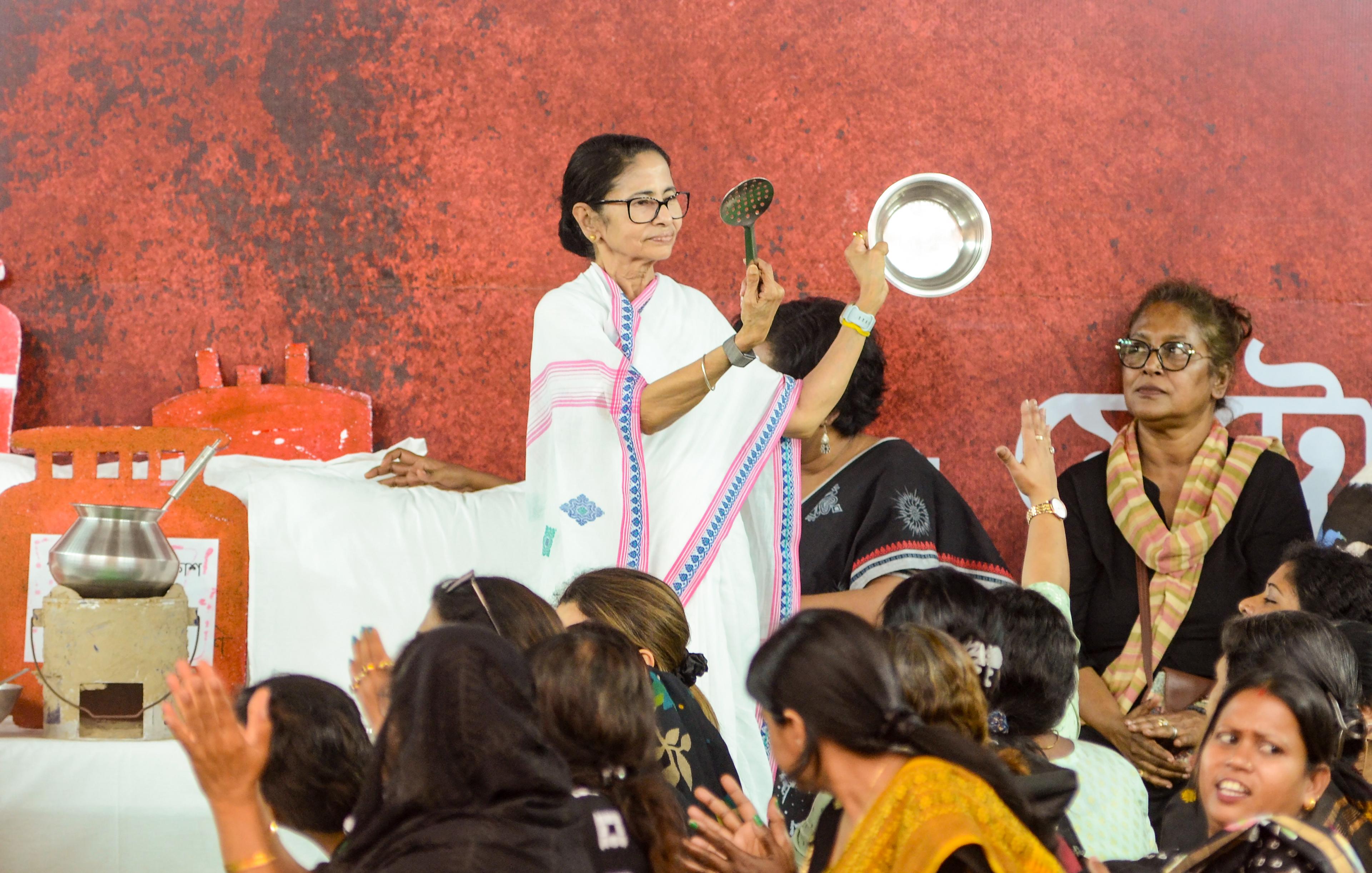 Bengal CM accuses BJP of distributing PM Modi's rally leaflets at her sit-in demonstration site