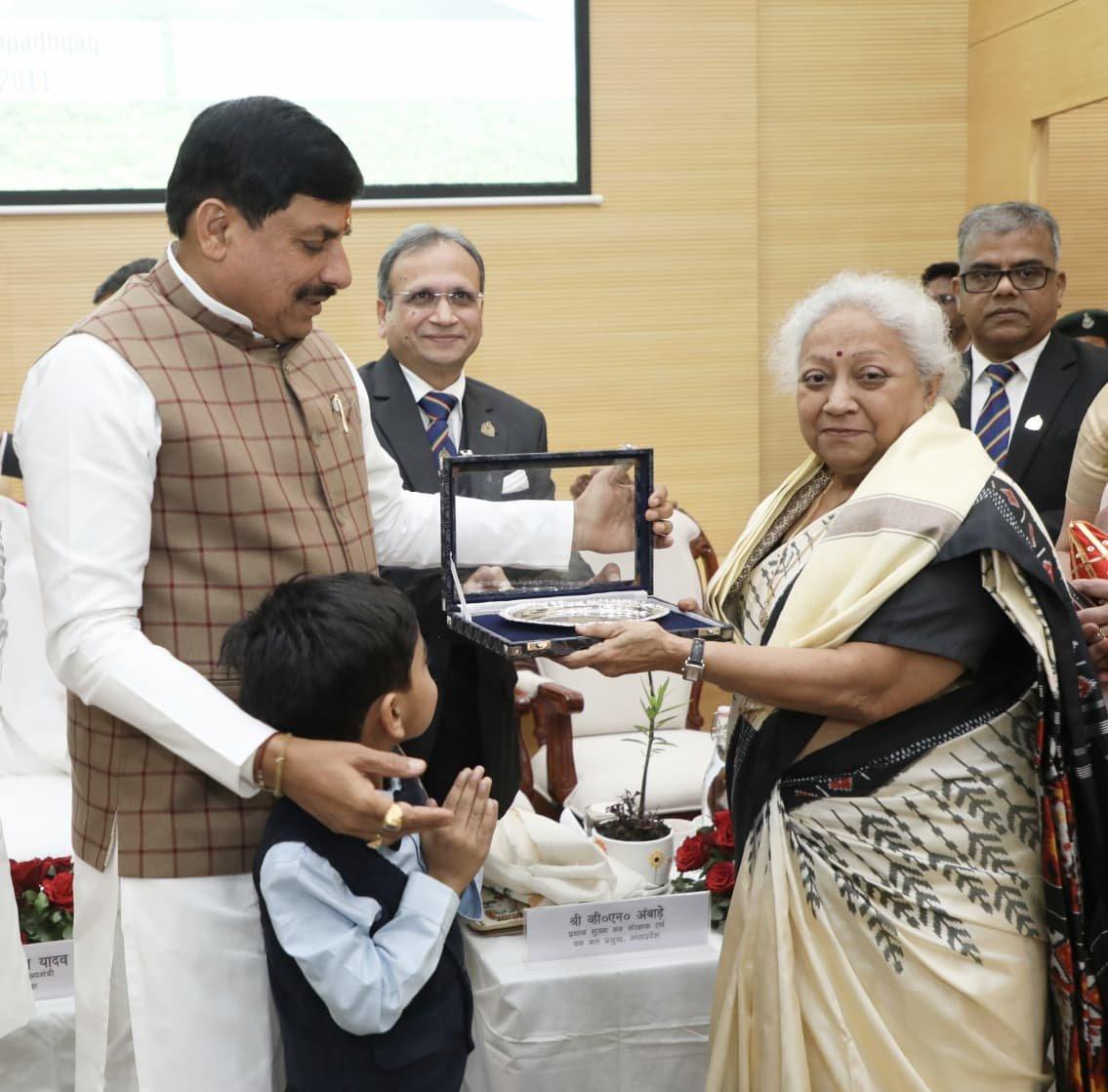 MP CM presents posthumous ‘Lifetime Achievement Award’ to ex-PCCF during IFS meet