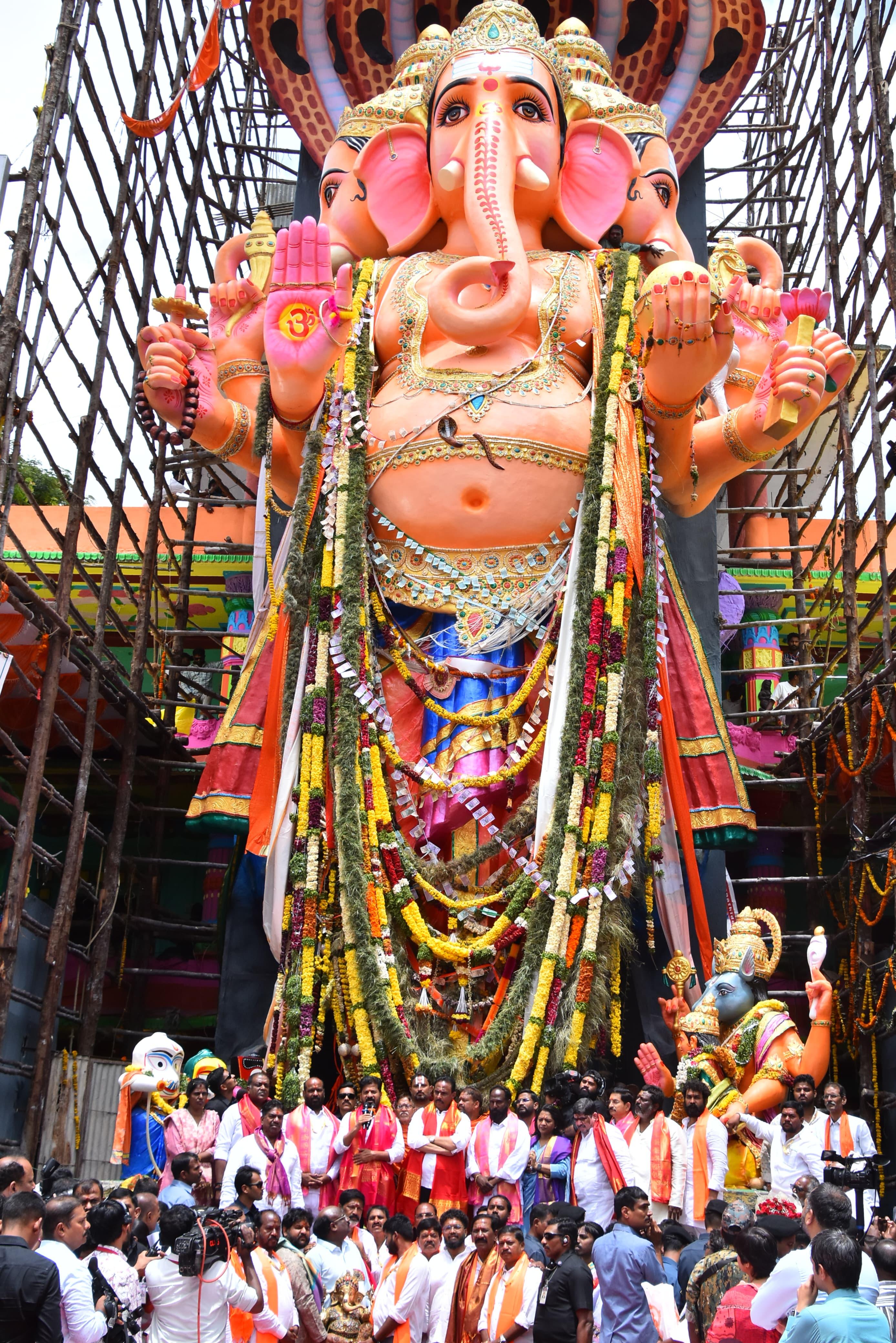 Telangana CM offers 'puja' at Kharitabad Bada Ganesh