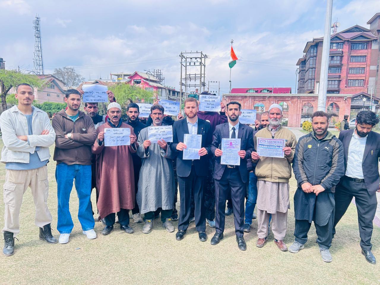 J&K students association meets protesting Kashmiri students & parents of Rajasthan's Mewar University