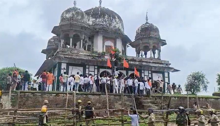 Political row erupts in UP after tomb outside Fatehpur mausoleum vandalised