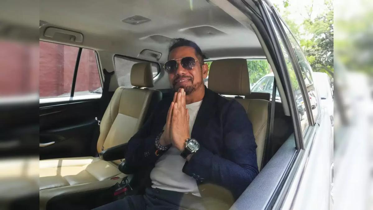 Robert Vadra arrives at ED