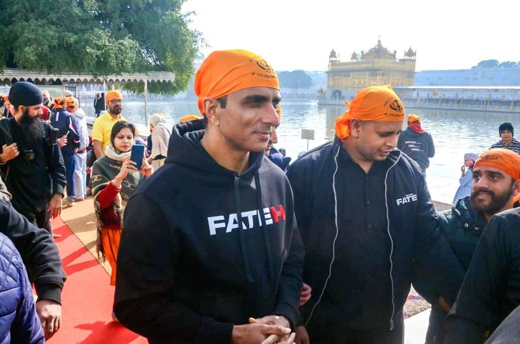 Sonu Sood offers prayers at Golden temple