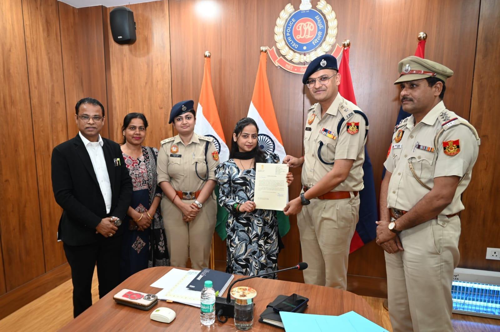 Woman fights off mobile snatchers, honoured by Delhi Police