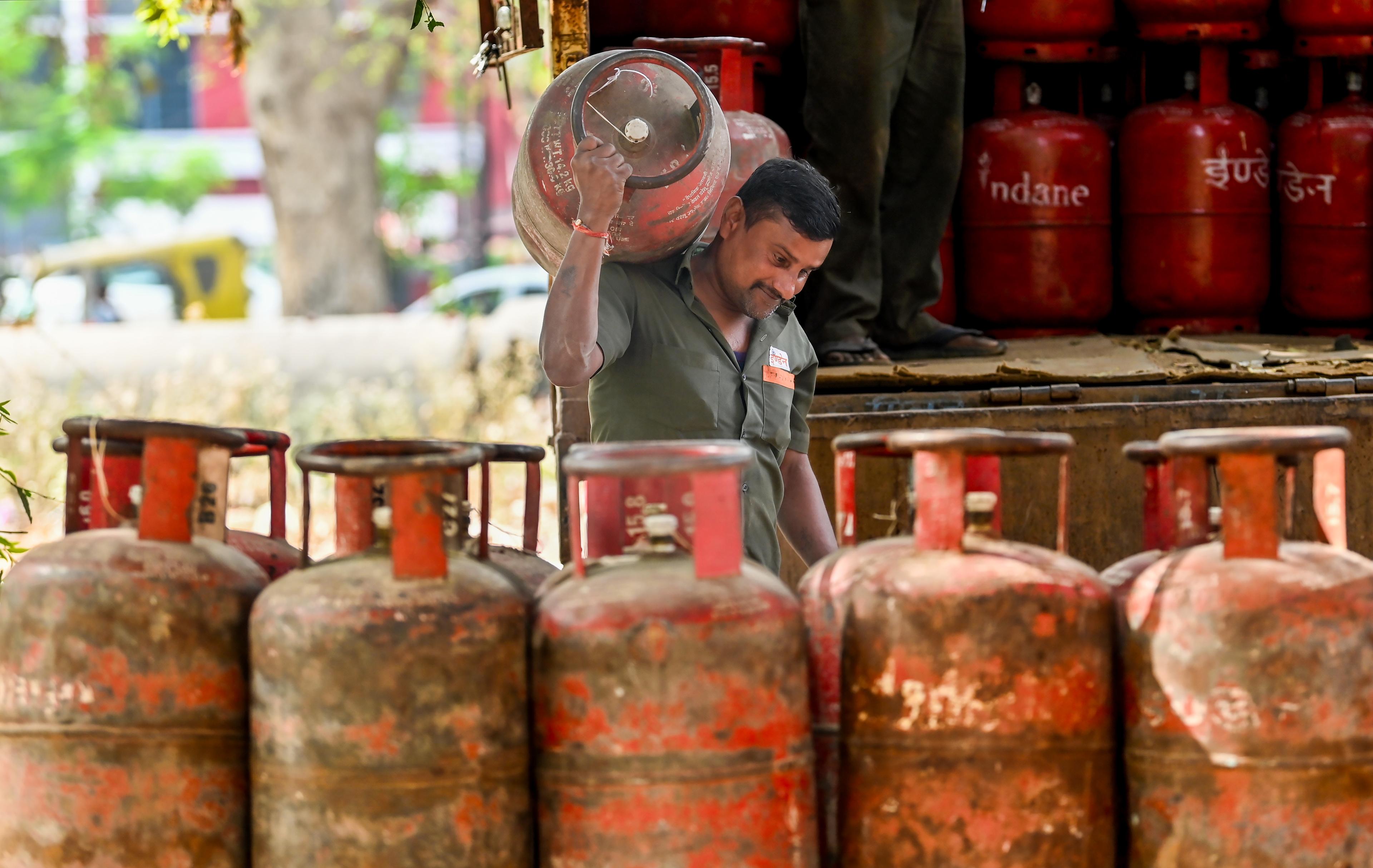 Gas refineries operating at high capacity, 18,700 tonnes of commercial LPG lifted: Govt
