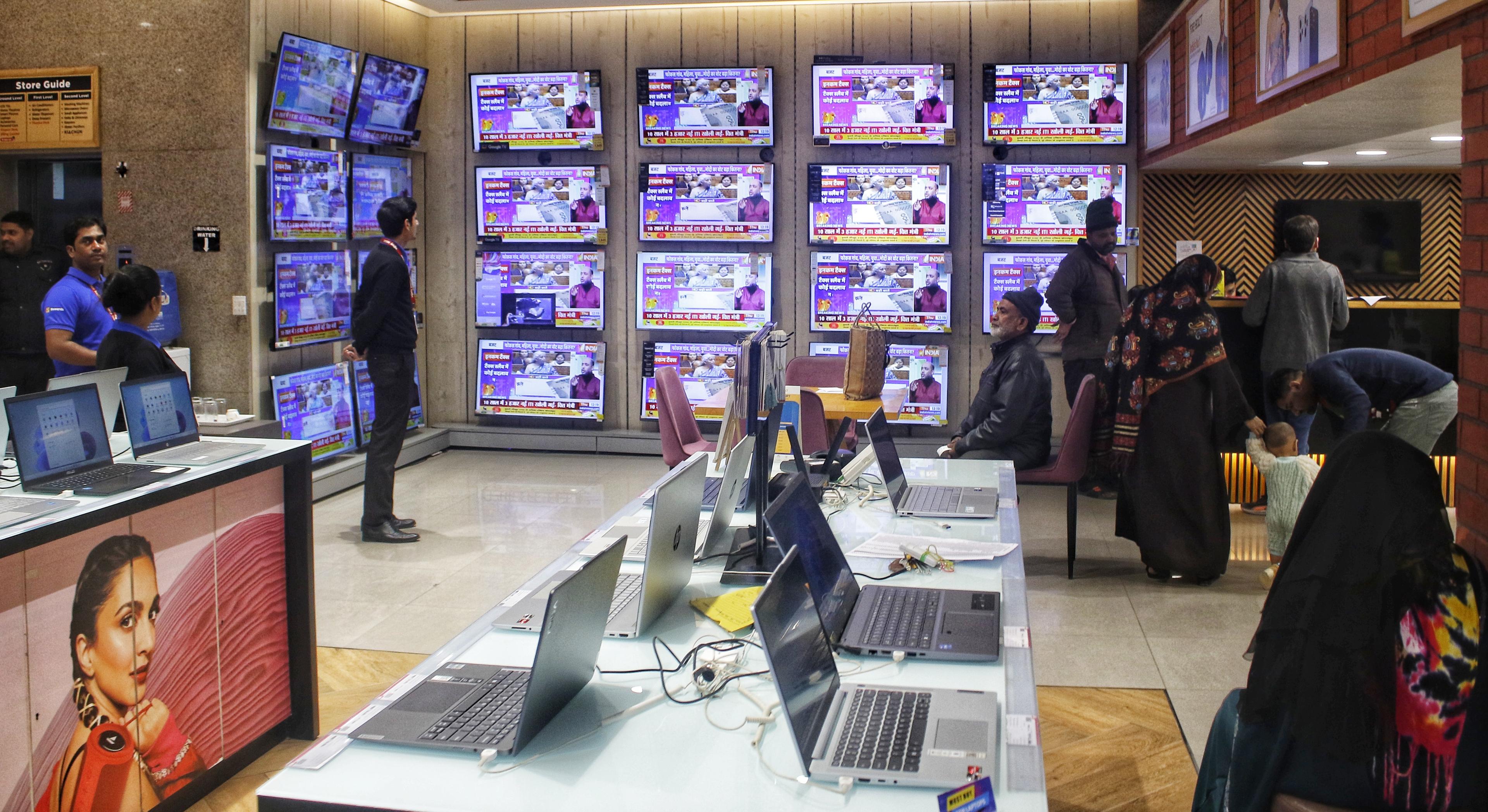 India’s smart TV shipments flat in 2025, larger screens and QLED gain share