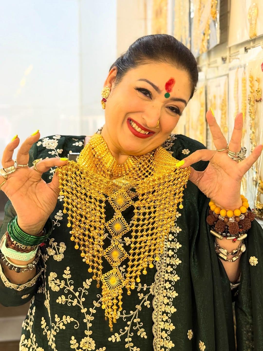 Govinda gifts wife Sunita Ahuja heavy gold necklace on Karwa Chauth, latter flaunts on social media