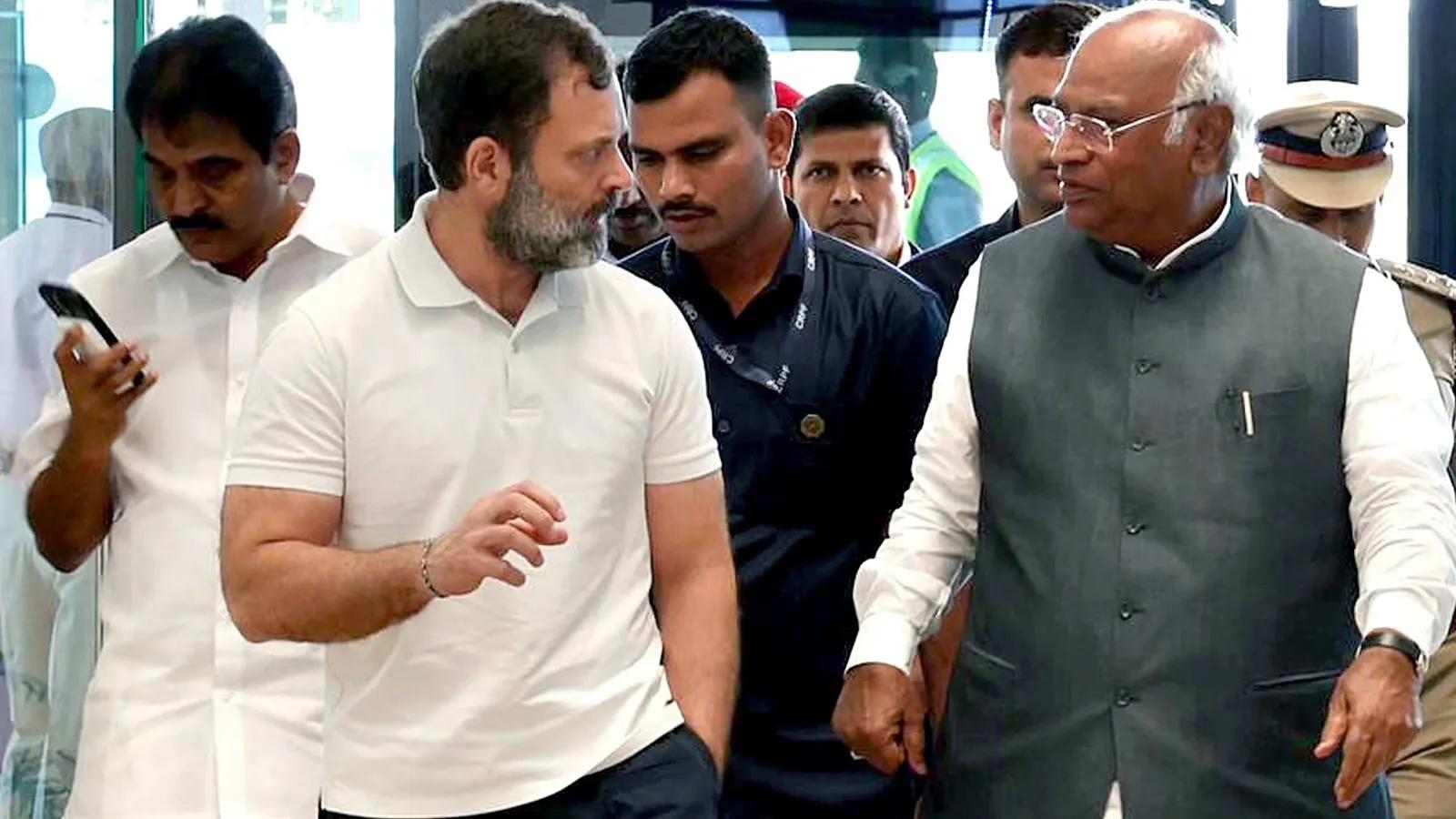 Mallikarjun Kharge with Rahul Gandhi