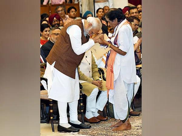PM Narendra Modi seeking blessings from Kota Satchidananda Sastry during the Padma Awards 2023