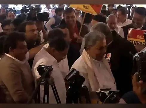 Karnataka Chief Minister Siddaramaiah arriving to participate in Chalo Delhi protest