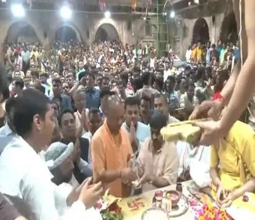 UP CM Yogi offers prayers at Banke Bihari Temple