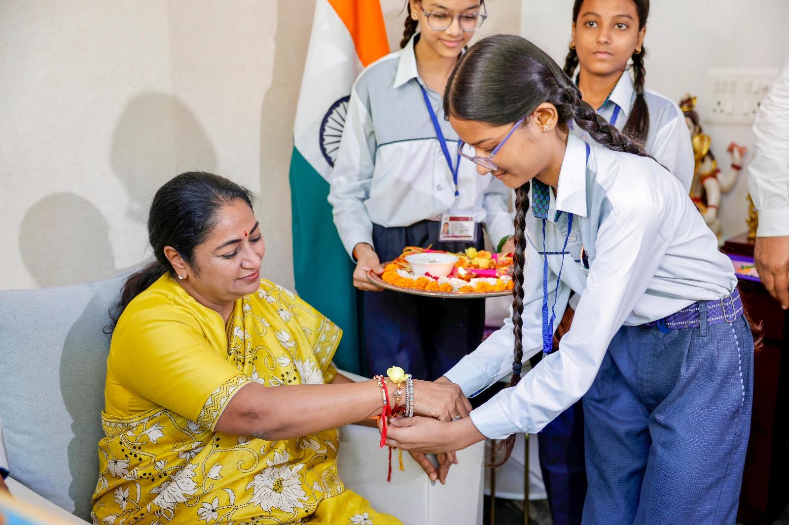 School children tie 'Rakhis' to Delhi CM Rekha Gupta's wrist