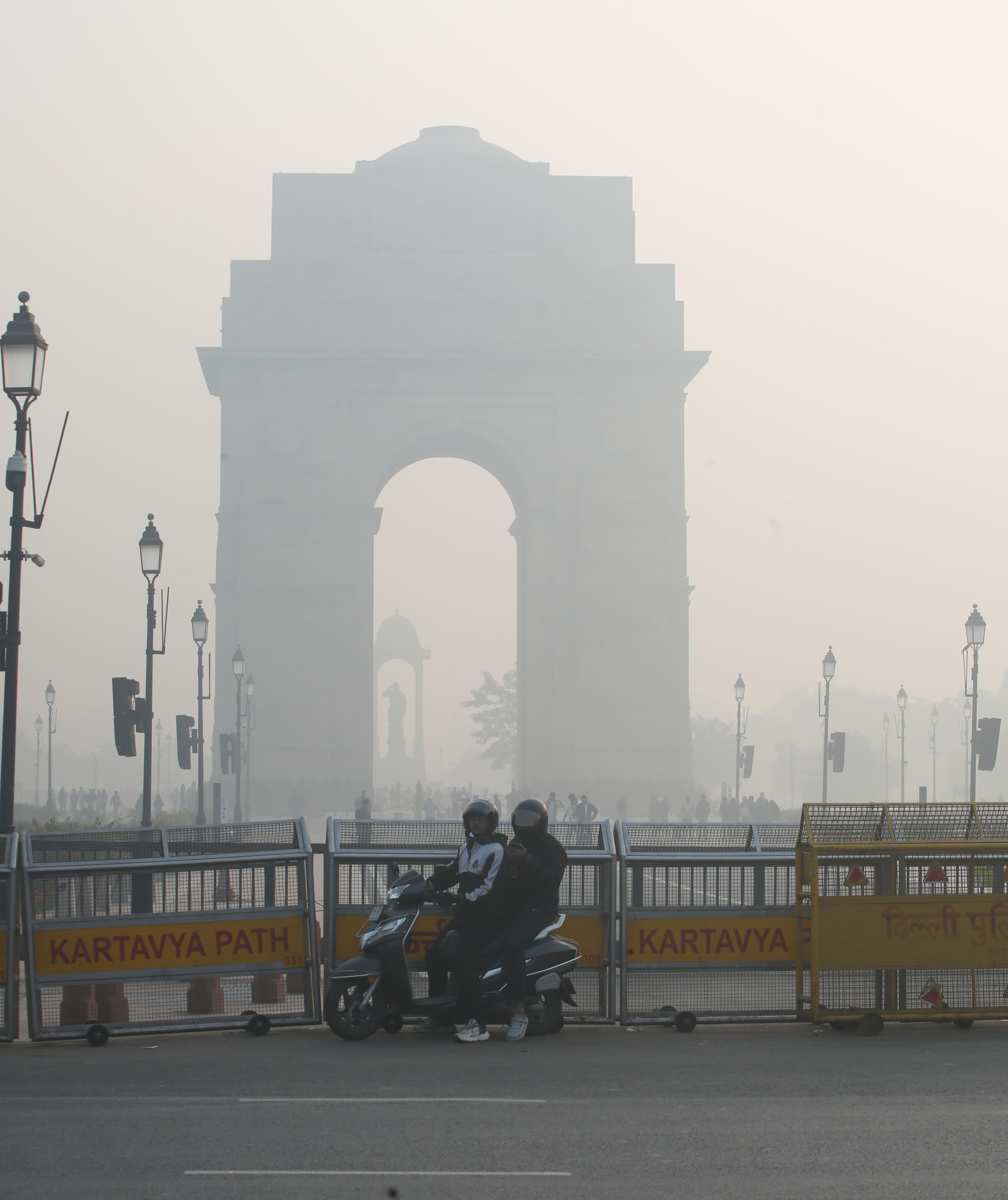Delhi chokes under ‘very poor’ air as AQI slips; dense fog disrupts flights