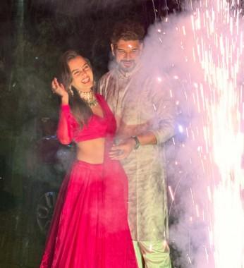 Tejasswi Prakash and Karan Kundrra celebrate Diwali with the former’s parents