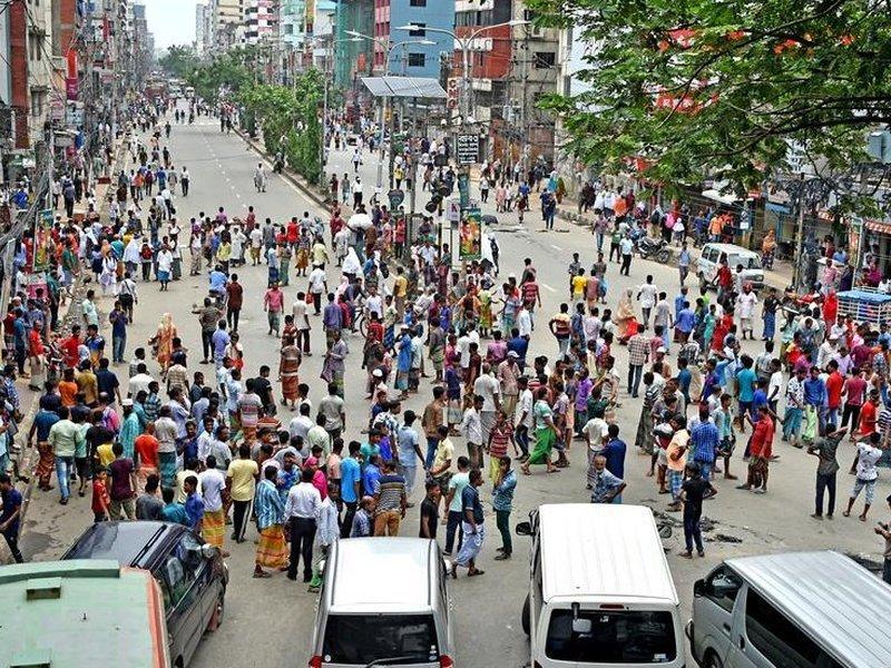 Bangladesh: Mobile phone traders, students hold protest in Dhaka