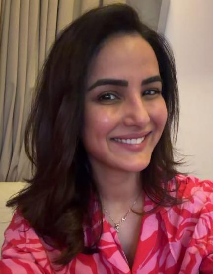 Jasmin Bhasin celebrates ‘good skin day’ with no filters, no make-up