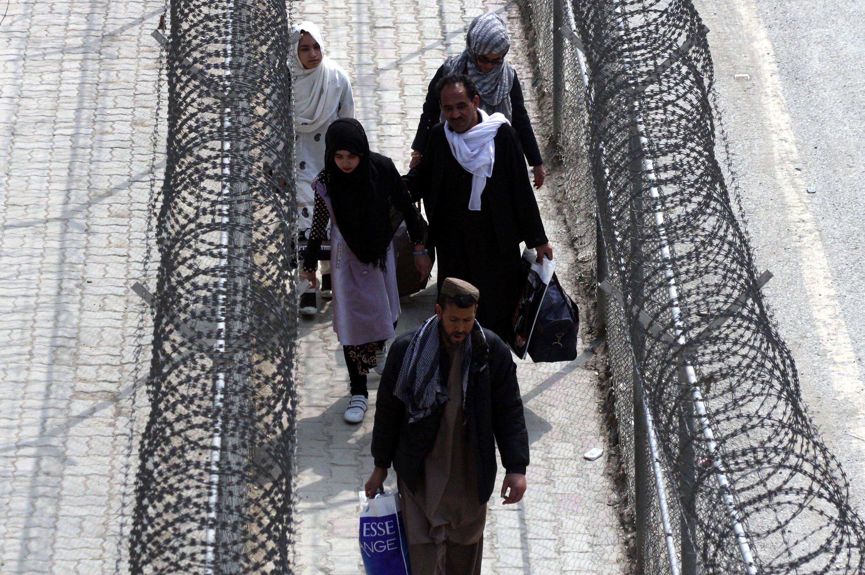 Ignoring humanitarian calls, Pakistan starts detaining Afghan migrants