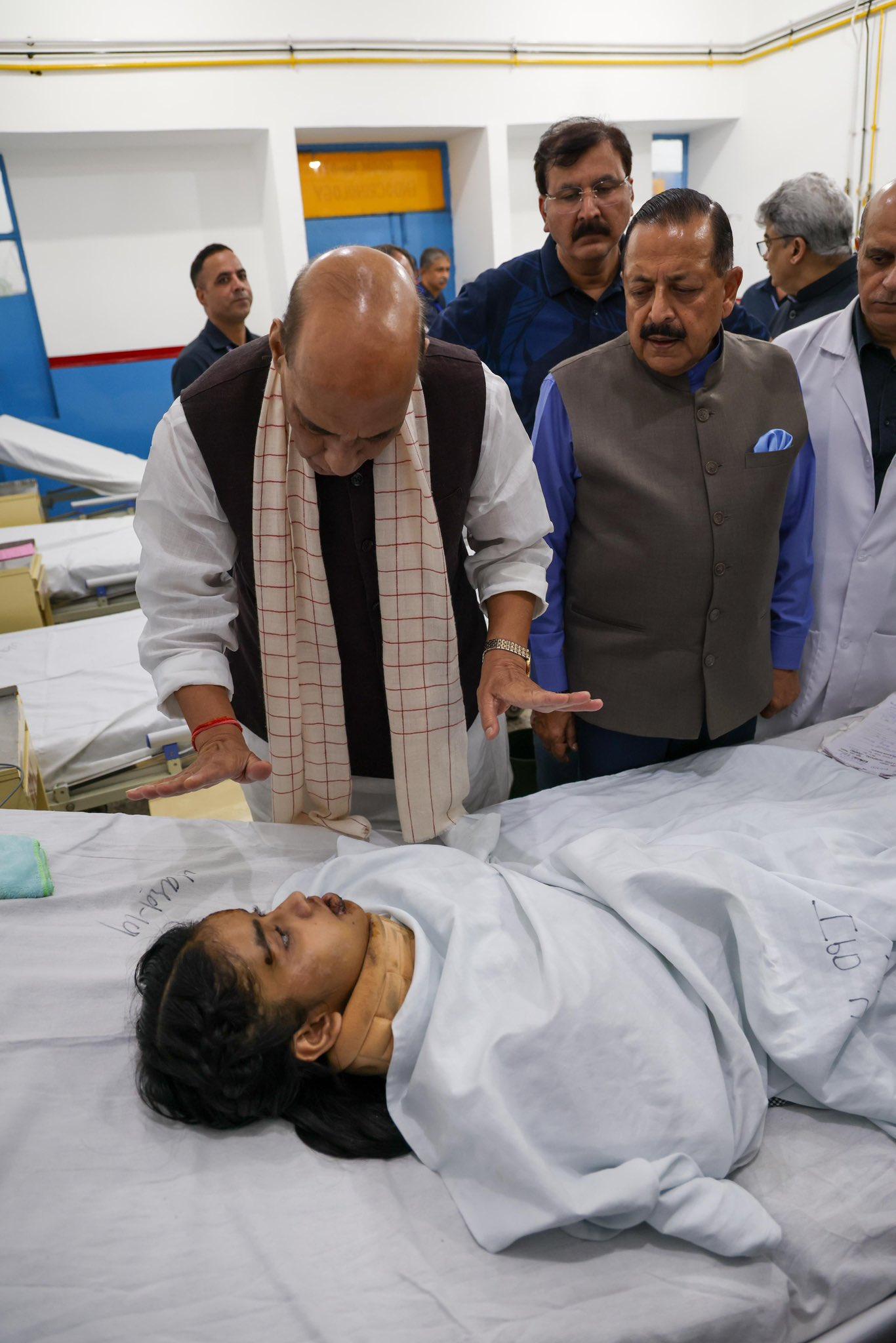 Rajnath Singh reviews ground situation, interacts with victims injured in Kishtwar cloudburst (Ld)