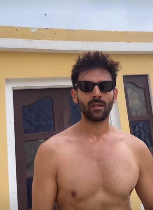 Kartik Aaryan performs pull-ups in Rajasthan