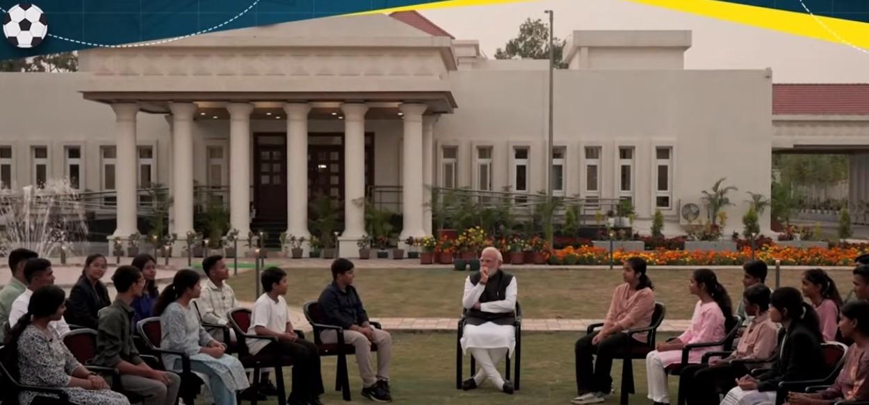 PM Modi inspires students with leadership wisdom, culture and Chhattisgarhi snacks at Pariksha Pe Charcha