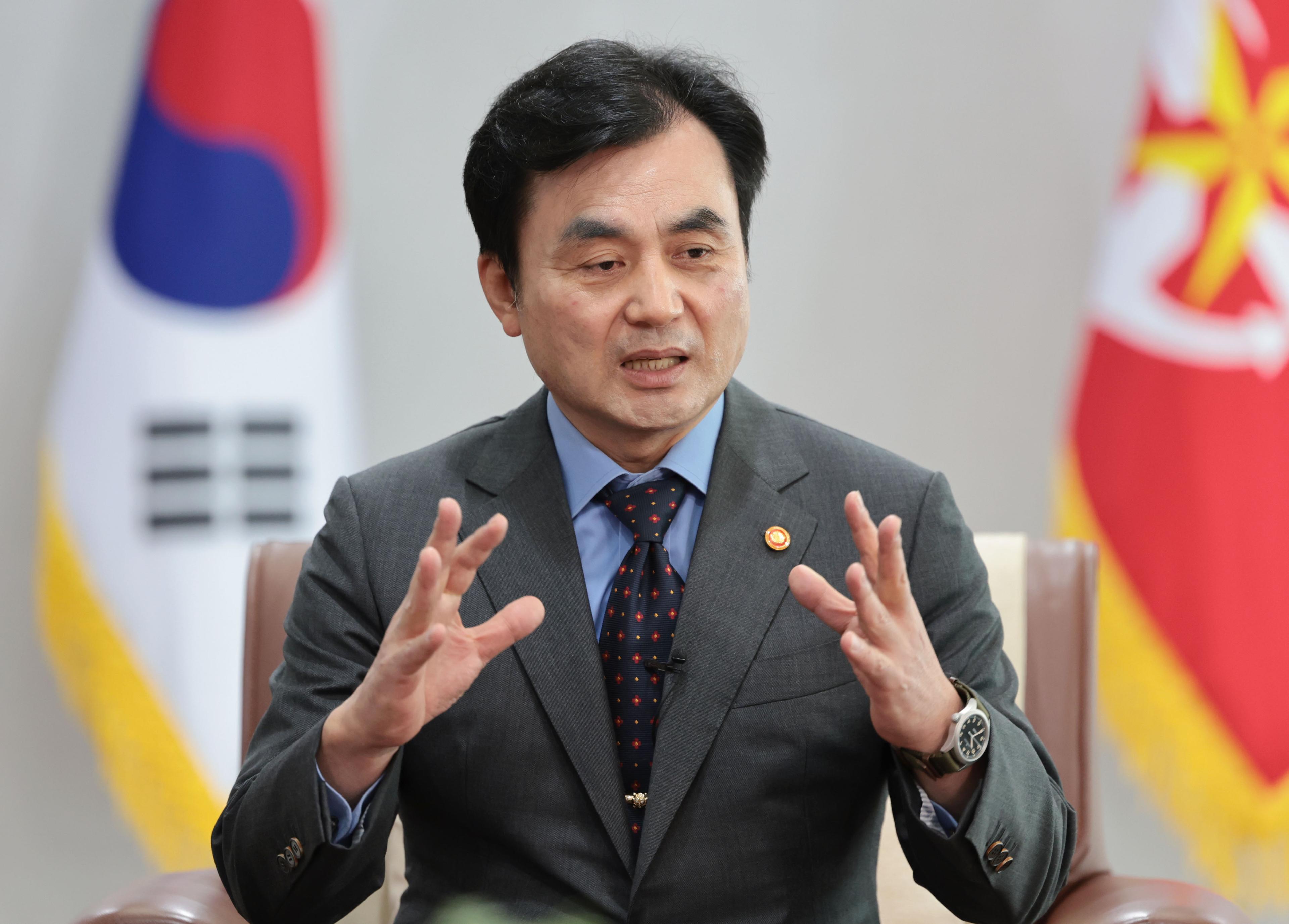 South Korea's Defence Minister inspects security safety control tower ahead of APEC Summit