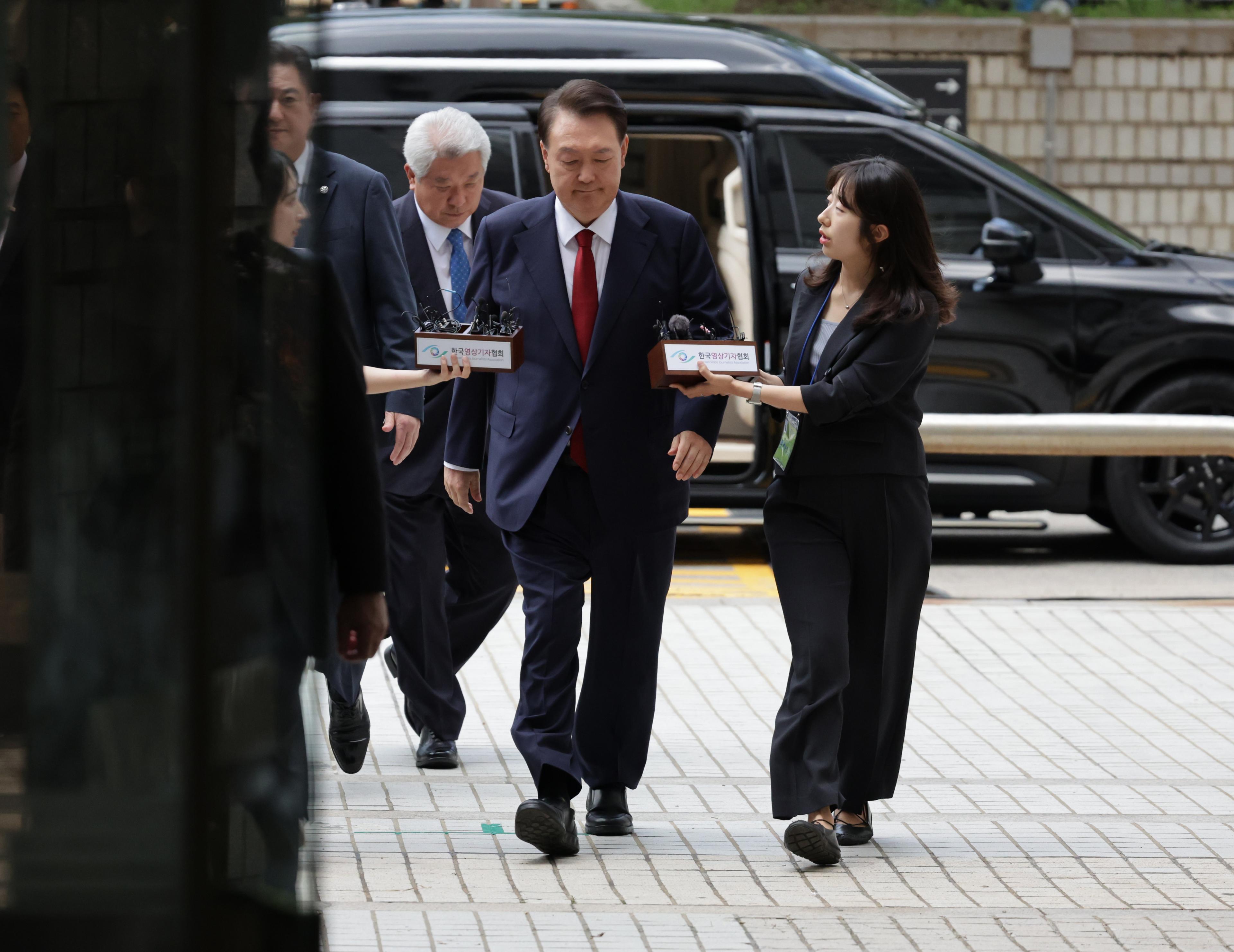 South Korea: Ex-President Yoon attends court hearing on his potential arrest