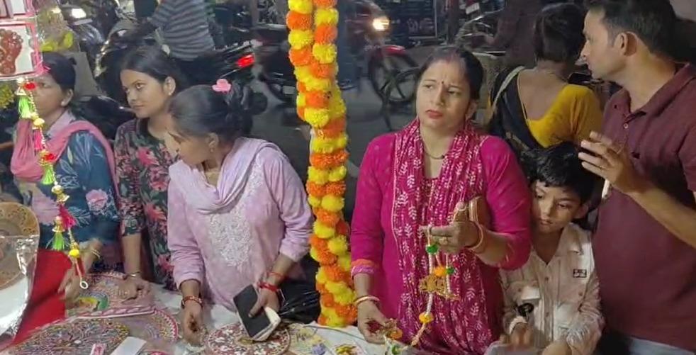 Markets in UP's Farrukhabad decorated for Dhanteras, crowds flock for Diwali shopping