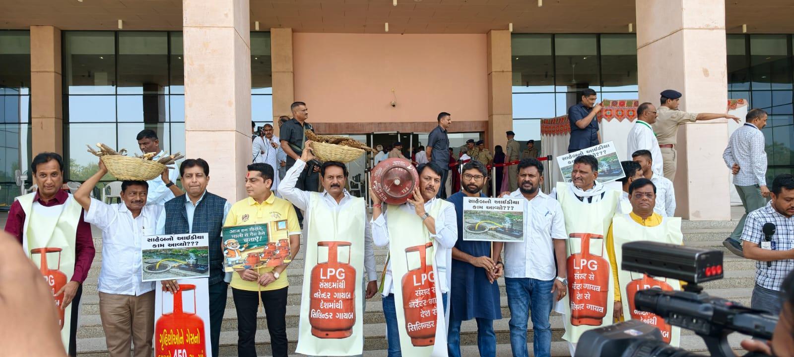 Congress MLAs protest outside Gujarat Assembly over LPG 'shortage'