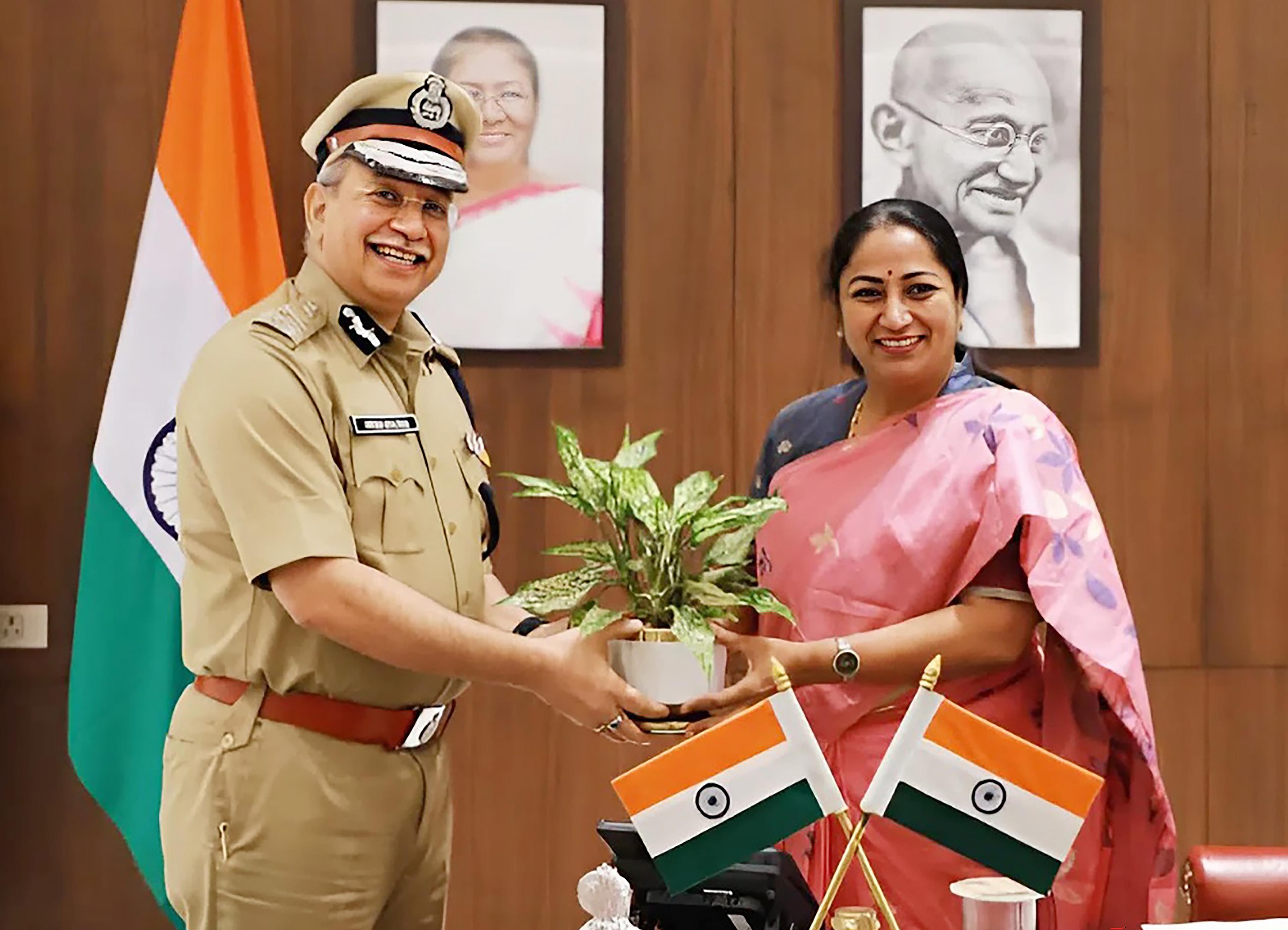 New Police Commissioner Satish Golcha, Delhi CM Rekha Gupta discuss law and order