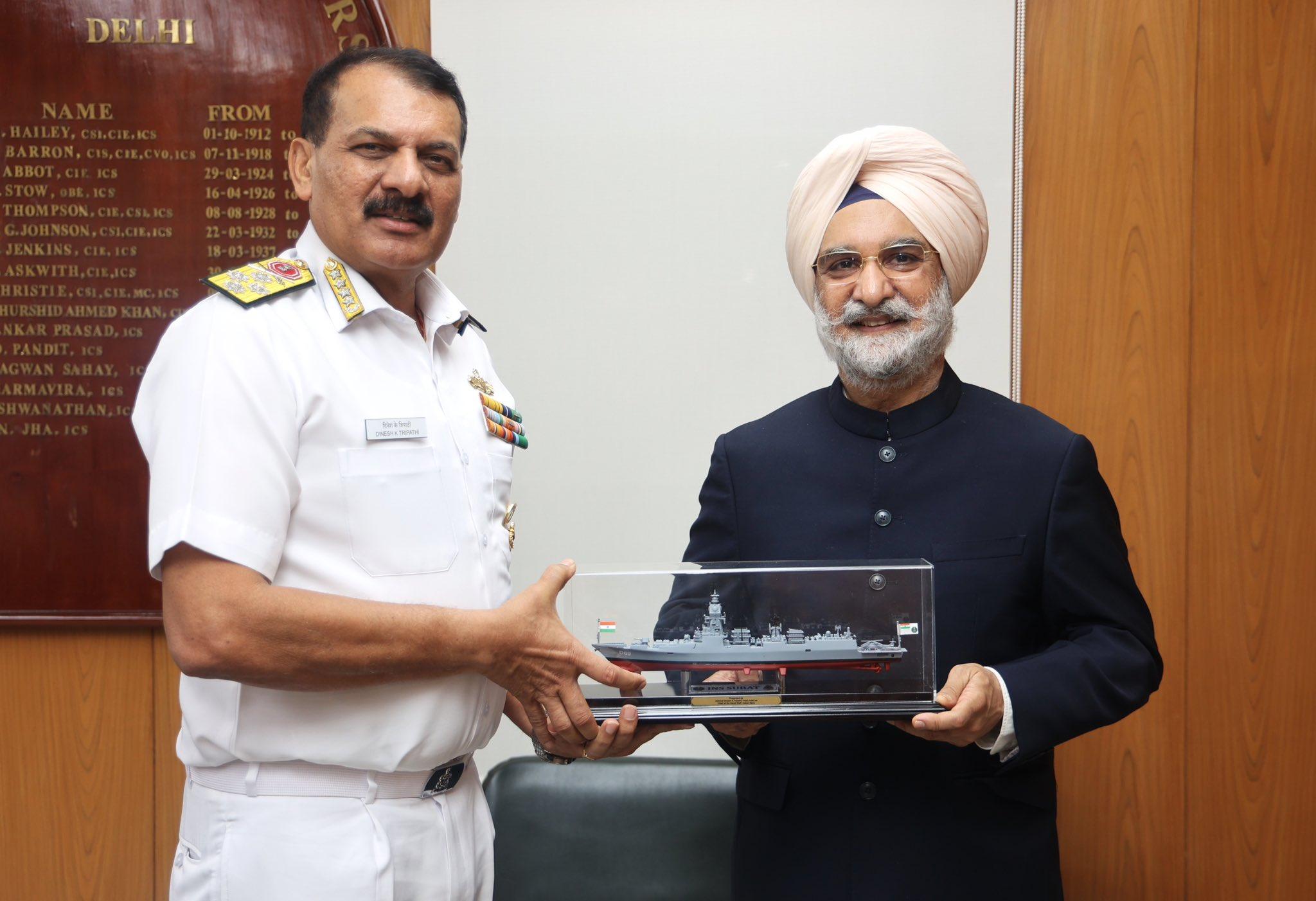 Navy chief Dinesh K Tripathi presents ceremonial memento to Delhi L-G TS Sandhu
