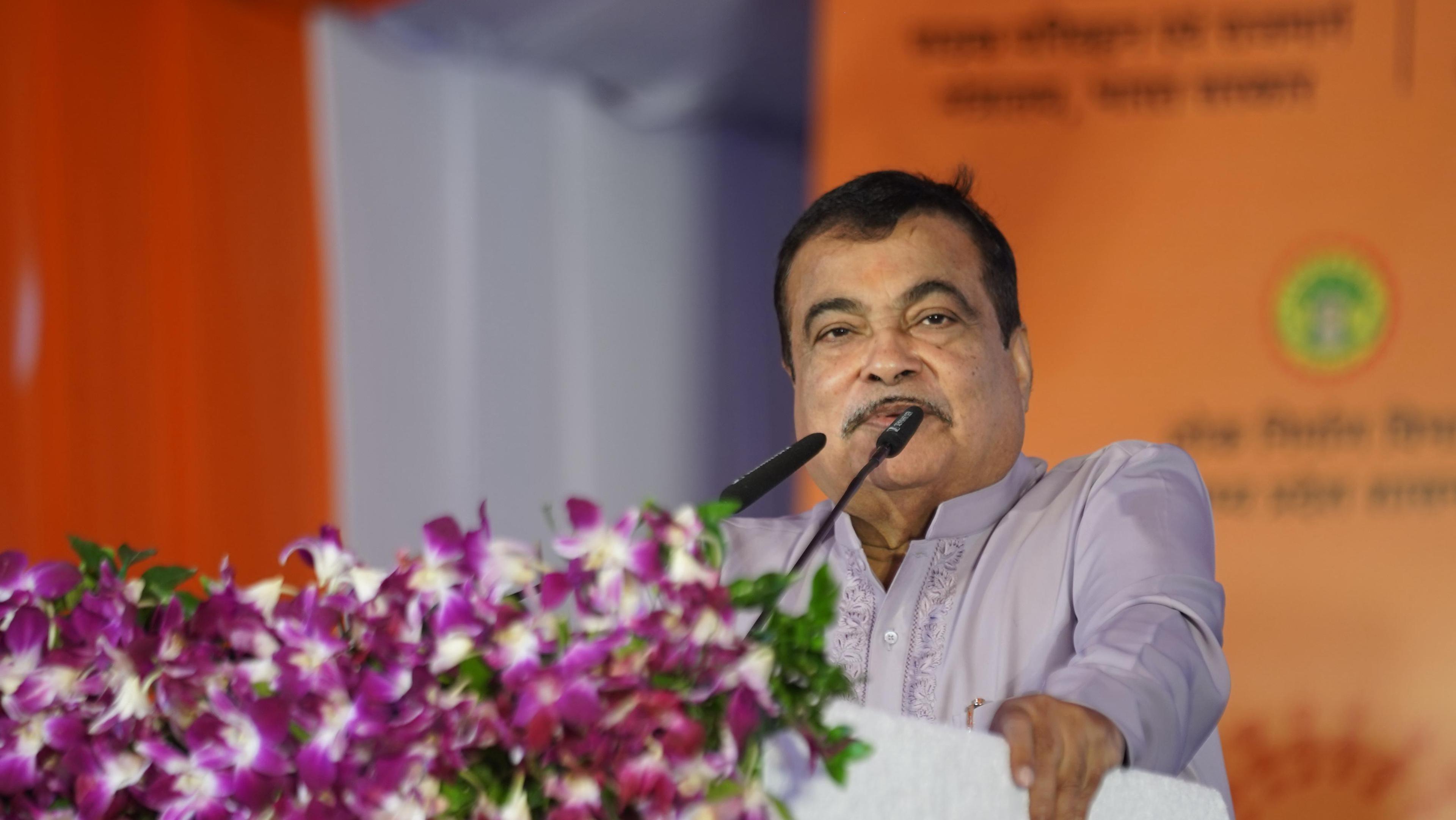 Gadkari proposes futuristic electric luxury buses for MP expressways
