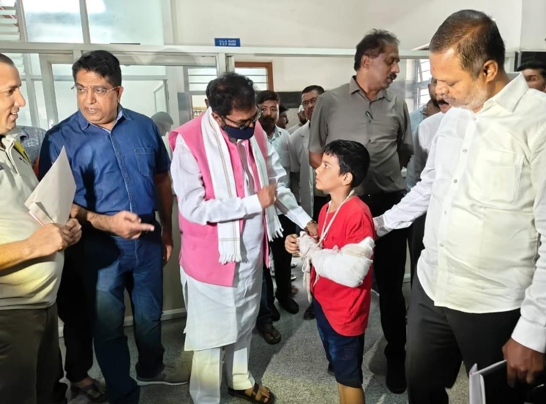 K’taka: BJP delegation visits hospital, urges to ensure no shortage of medicines